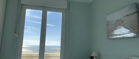 La chambre avec grande baie vitrée vue mer