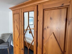 Ferienwohnung Nesselbachtal, 43qm, 1 Schlafzimmer, max. 3 Personen-Ferienwohnungen Otto, Wohnung Nesselbachtal Schlafzimmerschrank