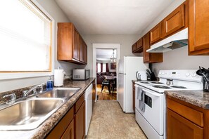 Kitchen equipped with all your main cooking essentials.
