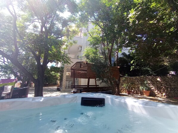 Outdoor spa tub