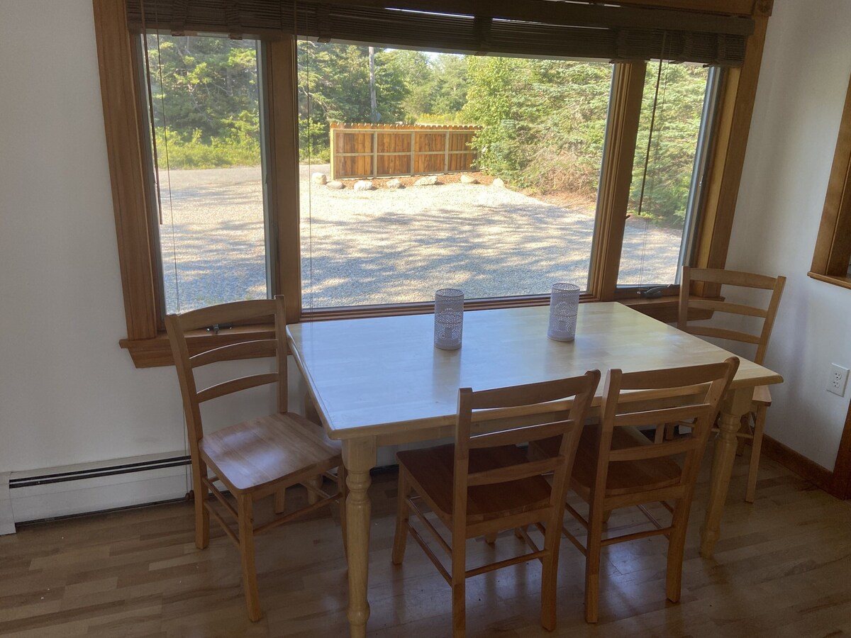 Duck Cove Cottage overlooking beautiful Blue Hill Bay