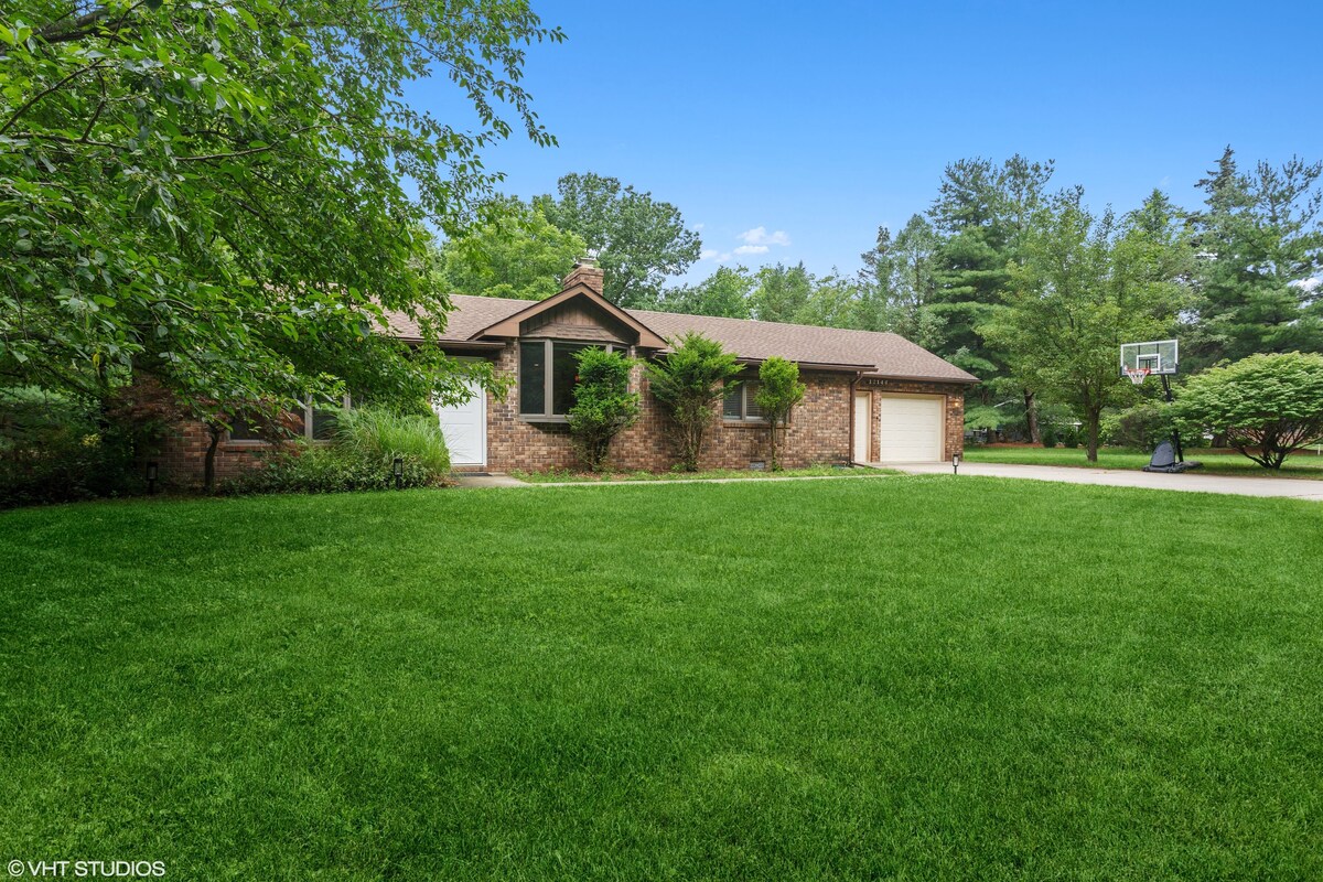 Cozy cottage surrounded by trees and sounds of nature with new hot tub.