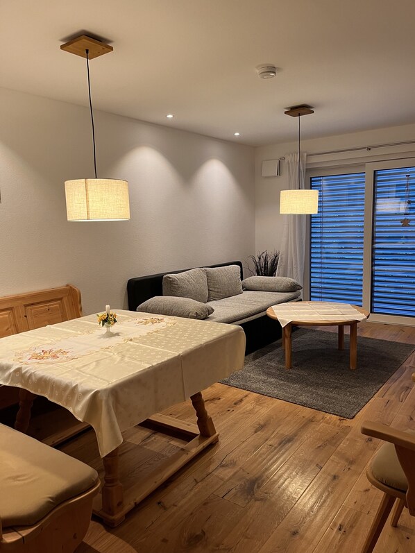 Ferienwohnung Ost, 52 qm mit Balkon-Wohn-/Essbereich