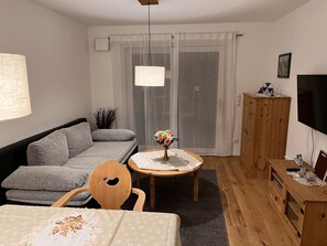 Ferienwohnung Ost, 52 qm mit Balkon-Wohnzimmer