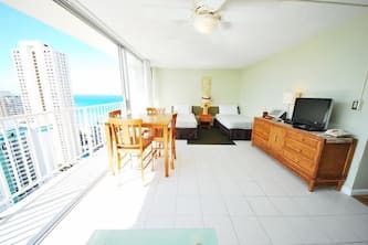 Luxury Studio With Amazing Ocean And Night View!