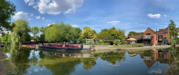 Smoke on its home mooring in Rowington