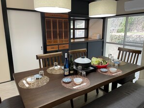 ・ A dining table for 7 people.