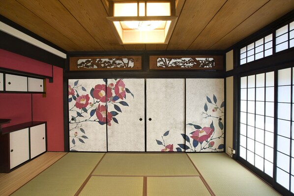 Located at the base of Cape Kamoda, the easternmost point of Shikoku, this private villa is surrounded by nature. Up to 8 people can stay in a Japanese-style room with 8 tatami mats (4 futons), a Japanese-style room with 6 tatami mats (2 single beds), and a Western-style room with 6 tatami mats (2 beds). We provide you a whole house as an accommodation. Up to eight people can stay in this house.