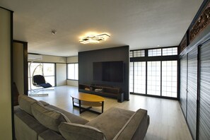 ・Large living and dinig space (48.60㎡) have 75inch TV, Play station 5 and Netflix(free movie).