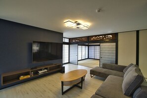 ・ 30 tatami mat living / dining room: 75-inch TV + PlayStation 5 + Netfix (free movie distribution) are available.
