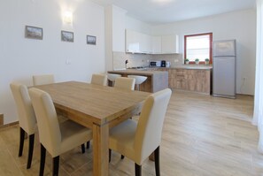Dining Area & Kitchen