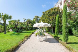 The garden features a gravel promenade