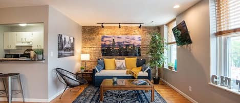 Living room with twin daybed and trundle (two twins)