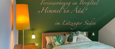 Schlafzimmer "Südtirol" für 2 Pers. in harmonischem Grün mit Antikholzmöbeln