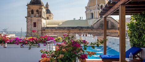 Fachada / Terraza,Vista de la pile,Piscina