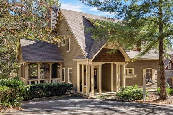 5 Bedroom, 3.5 Bath Big Canoe home located in Laurel Ridge