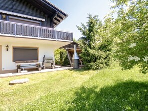 Pflanze, Himmel, Gebäude, Baum, Schatten, Grundstueck, Veranda, Haus, Natürliche Landschaft, Gras