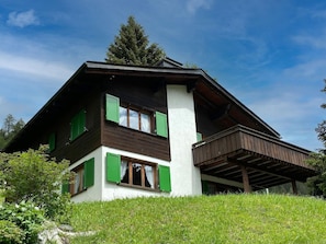 Himmel, Wolke, Pflanze, Gebäude, Fenster, Baum, Holz, Haus, Grundstueck, Gras