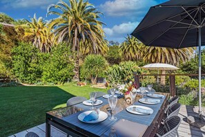 Outdoor dining lawn area