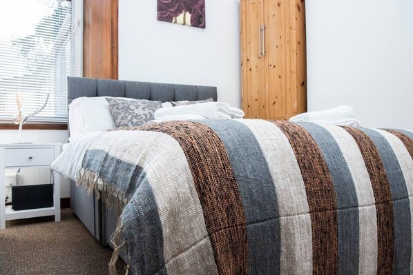 bedroom with double bed, cupboard and full sets of bedsheet. side table, bed lamps , duven and duvet cover 