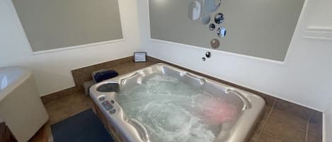 Indoor spa tub