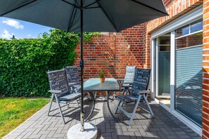 Terrasse mit Gartenmöbeln