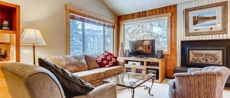 Welcome to Timbernest! Relax in the family room with comfortable furniture, gas fireplace, and flat-screen TV