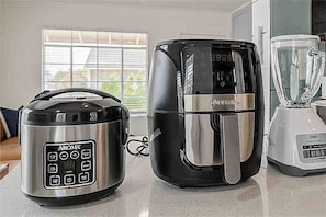 Rice cooker, air fryer, blender, toaster.