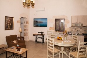 Iliopetra living room