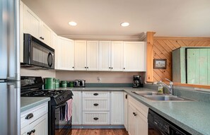 beautiful, fully stocked, updated kitchen