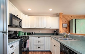 beautiful, fully stocked, updated kitchen