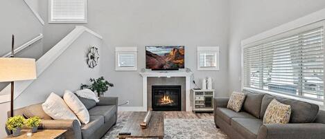 Comfy couches, gas fireplace, Smart TV & large coffee table perfect for games!