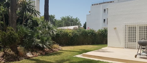 terrasse avec jardin gazonné