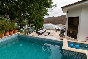 piscina, jacuzzi terraza y balcon,desde cada angulo se ve el mar