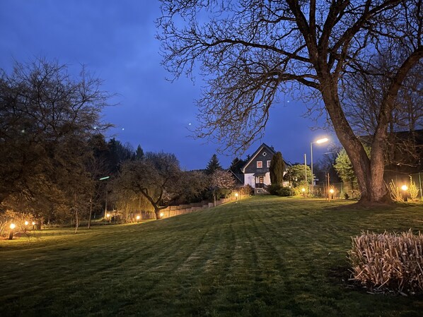 Omas Ferienhaus mit Park - by night