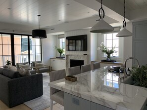 Living room/kitchen