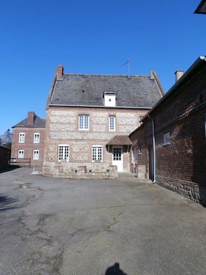 MAISON  AVEC GRAND PARKING