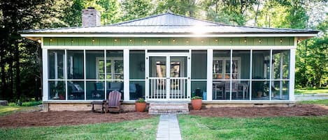 Our spacious cottage on the lake. 