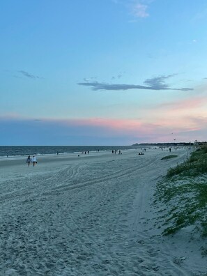 Lovely walks along Islanders Beach in the evening. This beach is so close by!