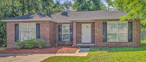 Pensacola Vacation Rental | 3BR | 2BA | 1 Step Required for Entry | 1,355 Sq Ft