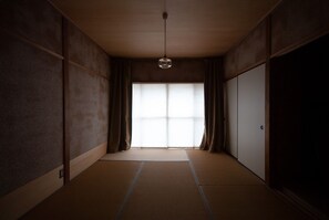 There is also a desk corner in the Japanese-style room.