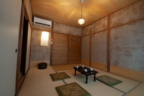 The Japanese-style room has a small low table. Up to 3 futons can be laid out.