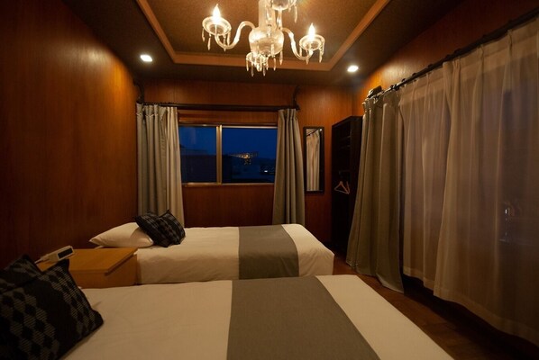 Room S has 2 single beds.