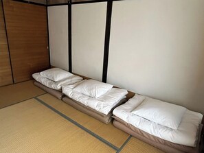 The Japanese-style room is 6 tatami mats in size.
