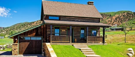 This Colorado cabin, located just outside of Aspen and Snowmass, offers a relaxing getaway with incredible views!
