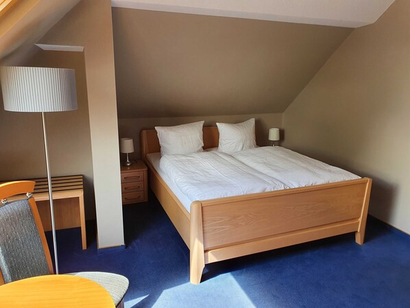 Zimmer eins des Familienzimmer mit Doppelbett