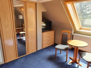 Familienzimmer mit großem Kleiderschrank und Smart-TV