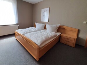 Dreibettzimmer mit Doppelbett und Einzelbett