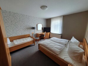 Dreibettzimmer mit Doppelbett und Einzelbett