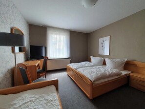 Dreibettzimmer mit Doppelbett und Einzelbett